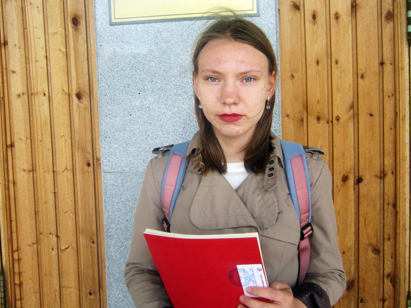 В руках Ирины Танашевой папка с результатами независимой техэкспертизы – квартира непригодна для проживания