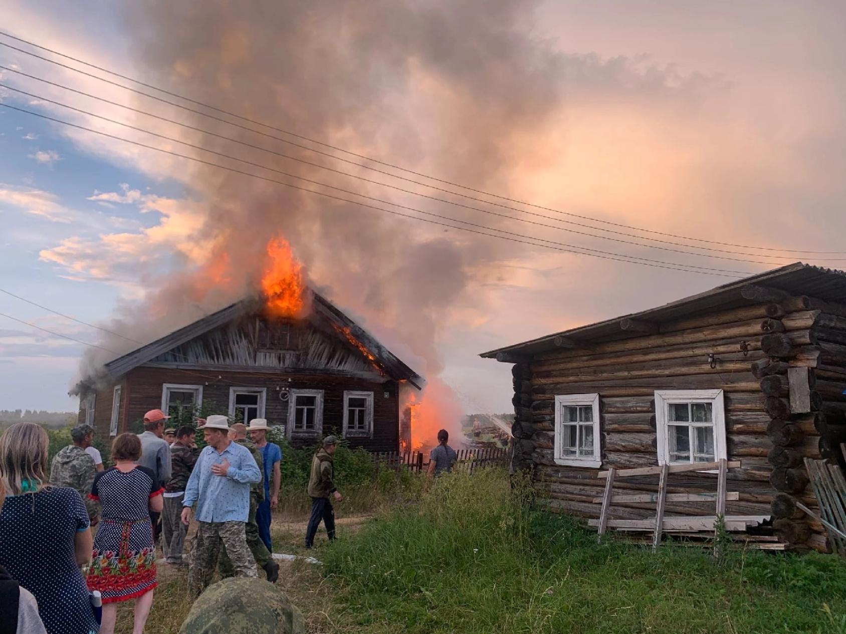 В Пинежском районе сгорел деревянный жилой дом