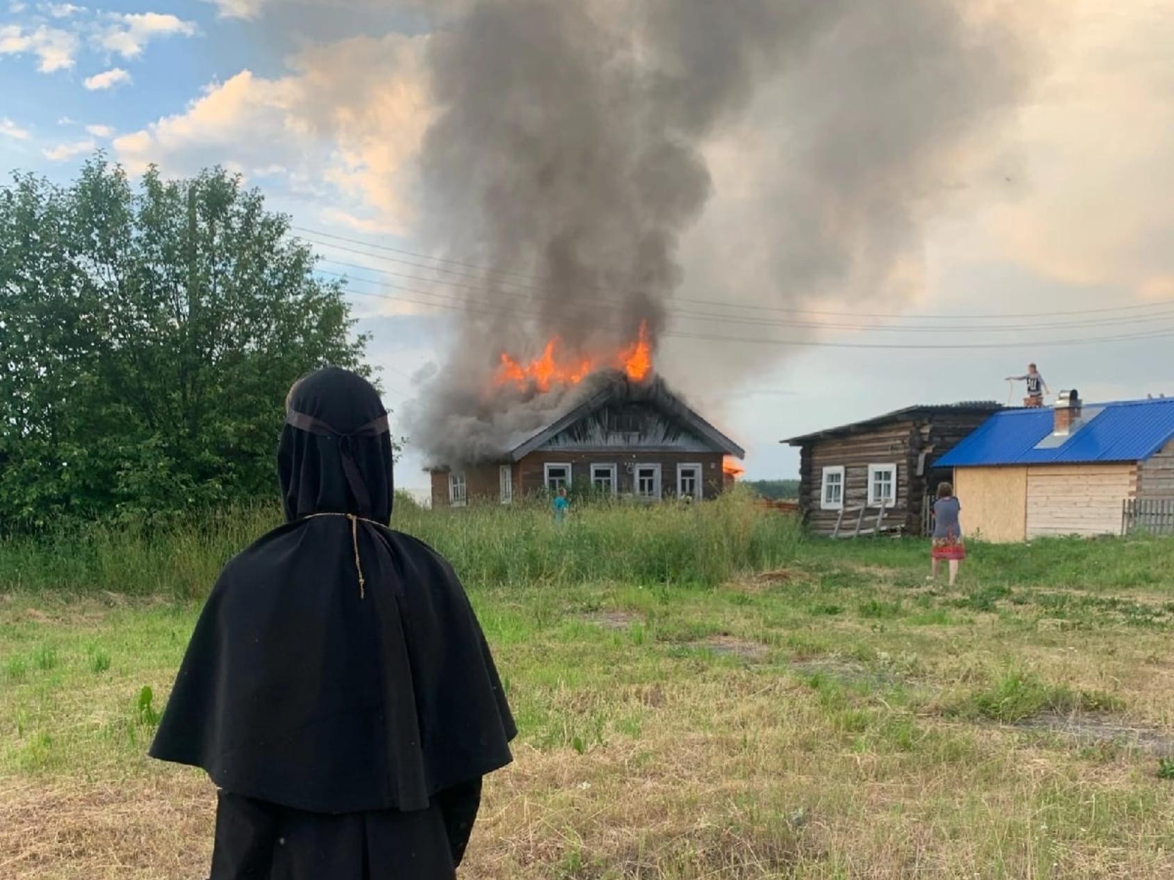 В Пинежском районе сгорел деревянный жилой дом