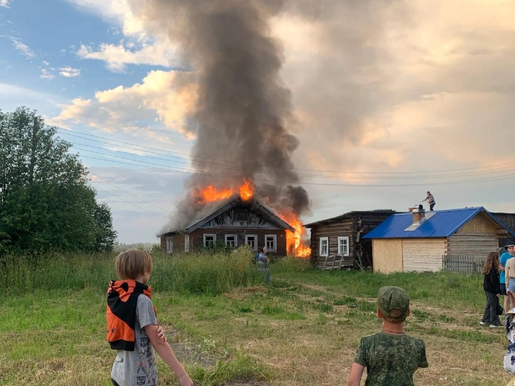 В Пинежском районе сгорел деревянный жилой дом