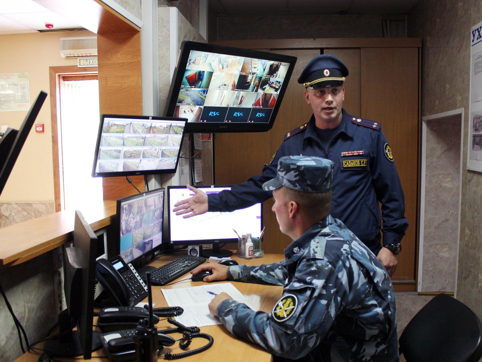 Сергей Садыков (справа) рассказывает, что на изображениях с камер
должно насторожить начальника караула