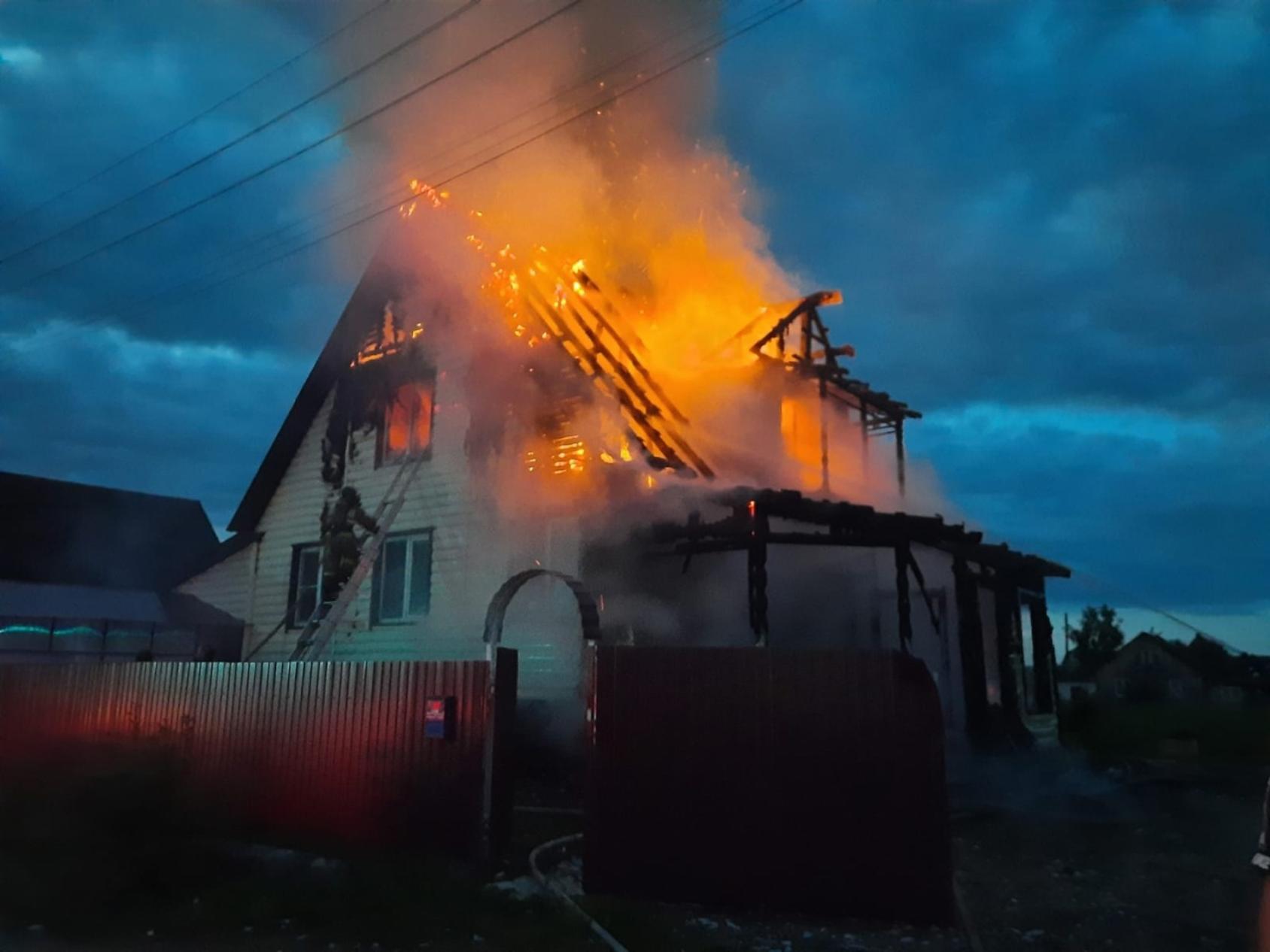 Вельские пожарные отстояли жилой дом на ночном пожаре