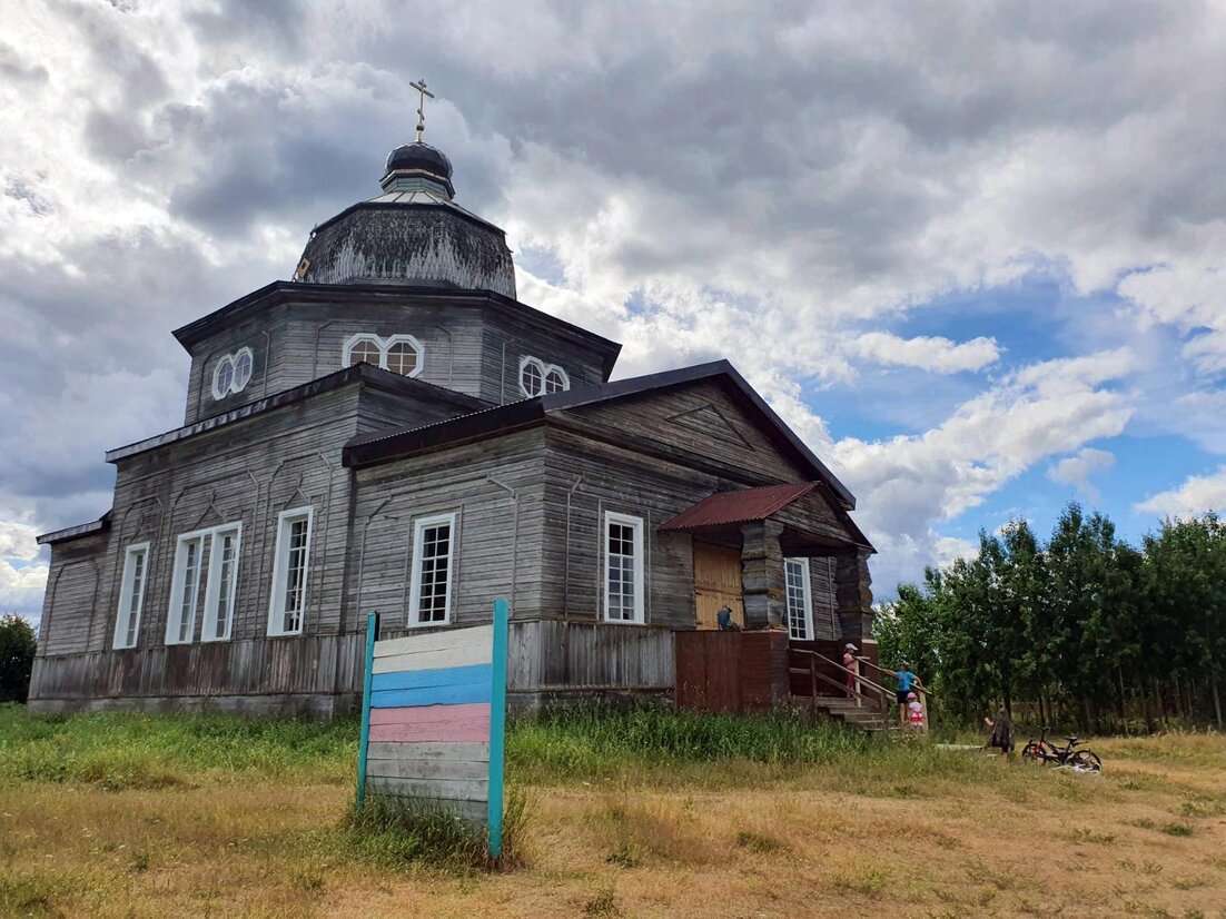 В деревне Пиньгиша местные жители и волонтеры возрождают храм